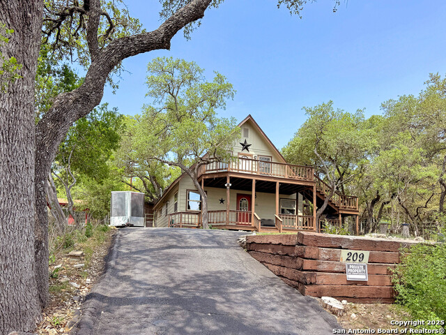 Listing photo id 3 for 209 Lake Forest