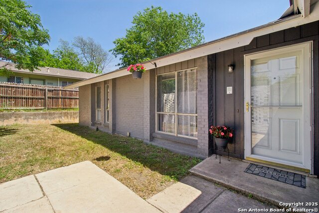Image 3 of 30 For 7810 Village Oak