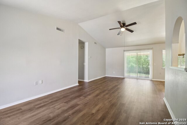 Image 4 of 30 For 7810 Village Oak