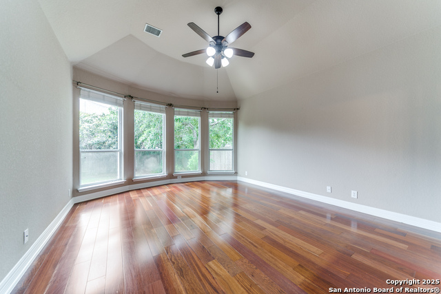 Listing photo id 14 for 3354 Highline