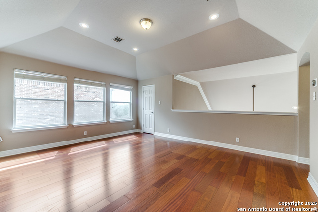 Listing photo id 16 for 3354 Highline