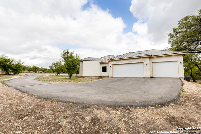 Listing photo id 31 for 1281 Adyson Ridge