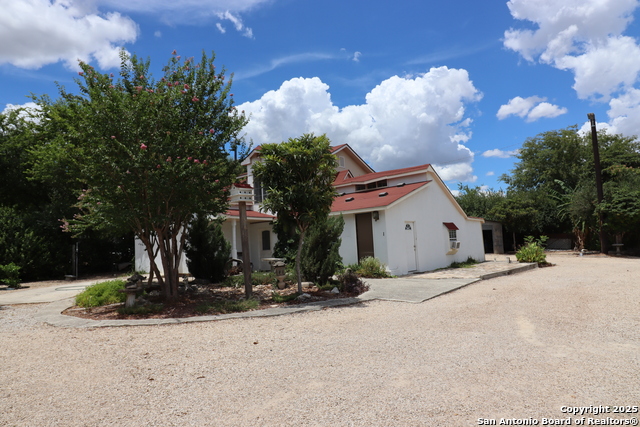 Listing photo id 8 for 13915 Interstate 35