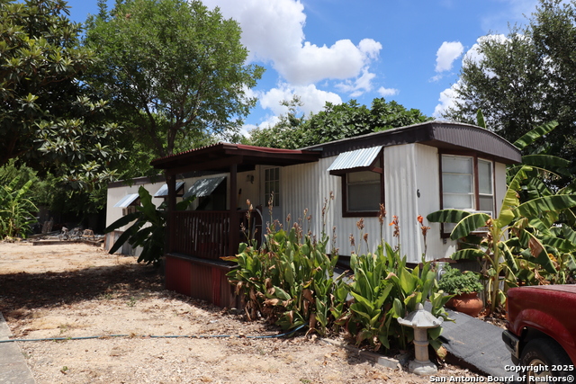 Listing photo id 9 for 13915 Interstate 35