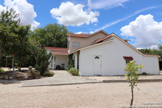 Listing photo id 10 for 13915 Interstate 35