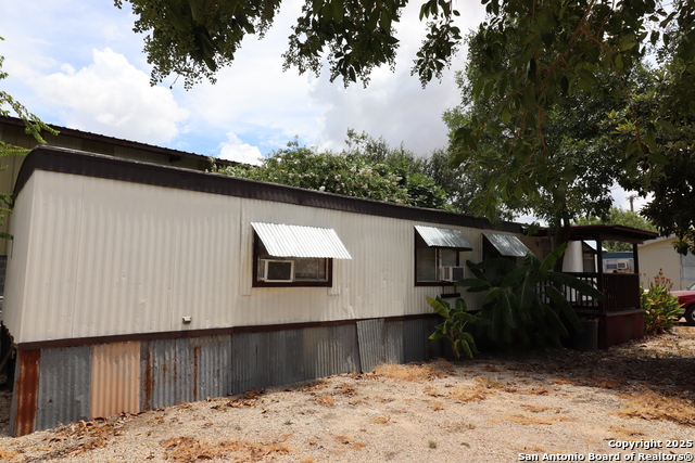 Listing photo id 11 for 13915 Interstate 35