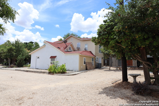 Listing photo id 12 for 13915 Interstate 35