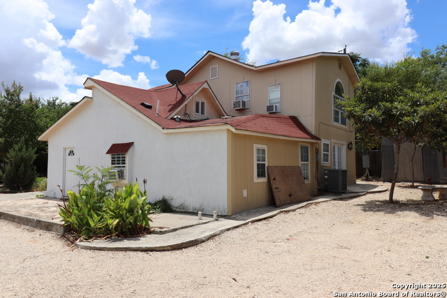 Listing photo id 14 for 13915 Interstate 35