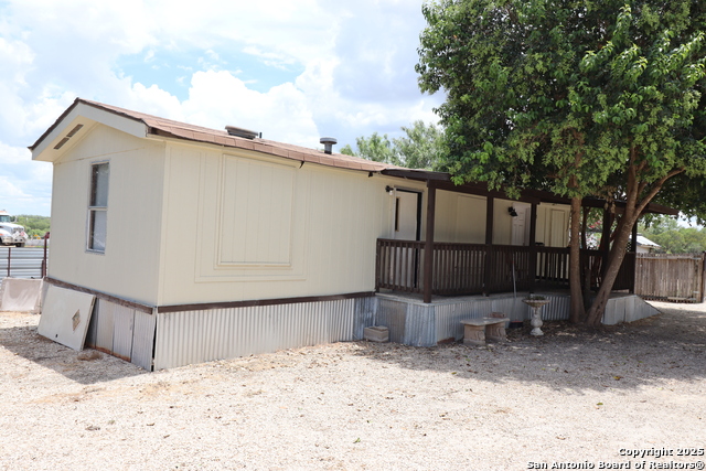 Listing photo id 15 for 13915 Interstate 35