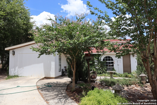 Listing photo id 16 for 13915 Interstate 35