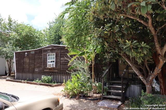 Listing photo id 17 for 13915 Interstate 35