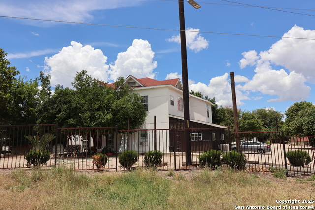 Listing photo id 0 for 13915 Interstate 35
