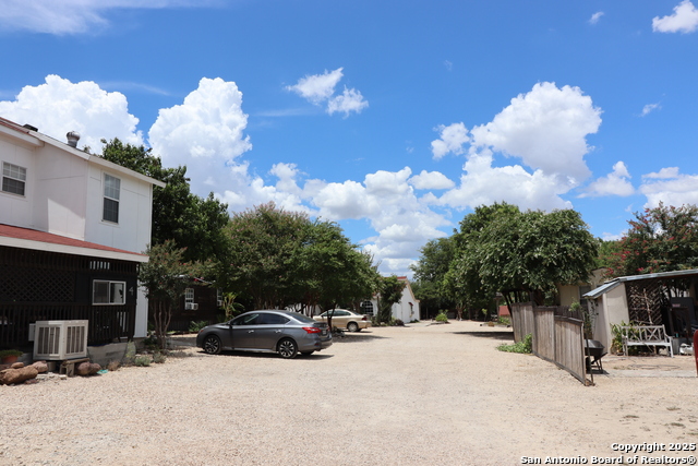 Listing photo id 18 for 13915 Interstate 35