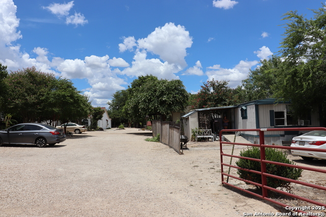 Listing photo id 1 for 13915 Interstate 35