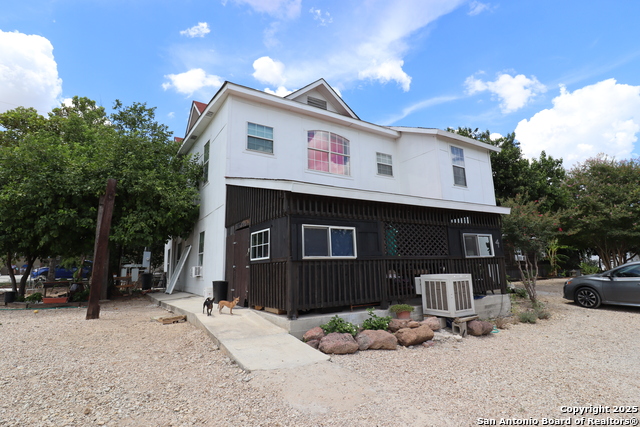Listing photo id 3 for 13915 Interstate 35