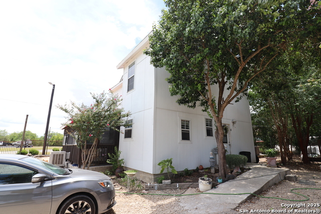 Listing photo id 5 for 13915 Interstate 35