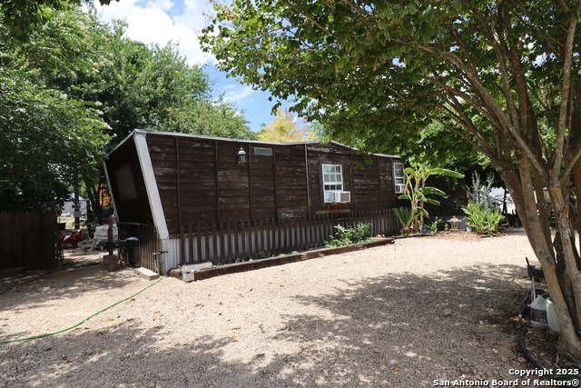 Listing photo id 6 for 13915 Interstate 35