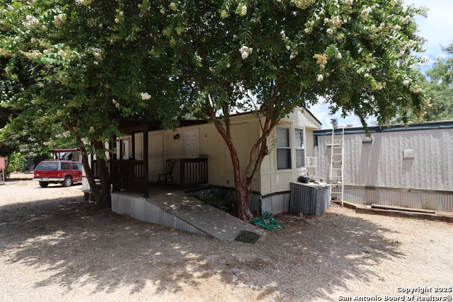 Listing photo id 7 for 13915 Interstate 35