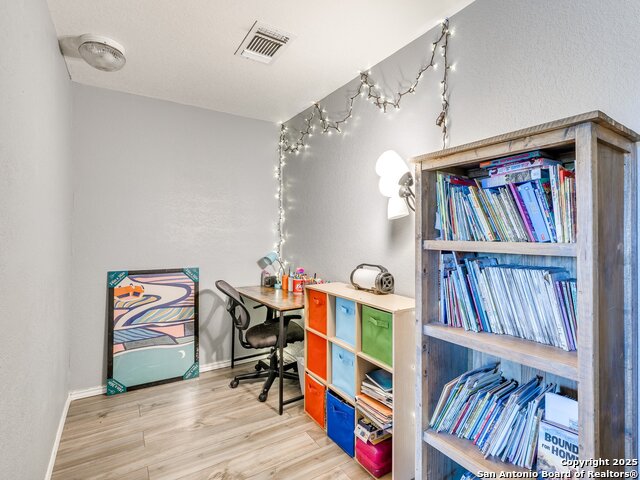 Listing photo id 21 for 689 Northgap