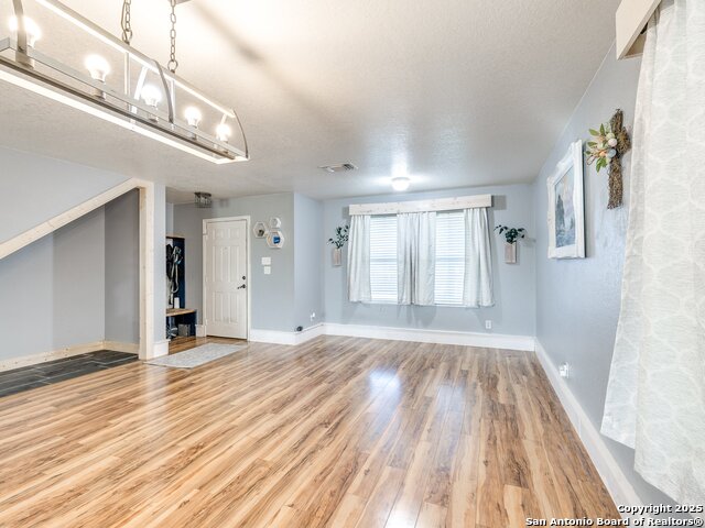 Listing photo id 2 for 689 Northgap