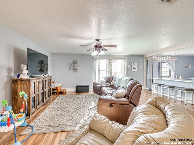Listing photo id 3 for 689 Northgap