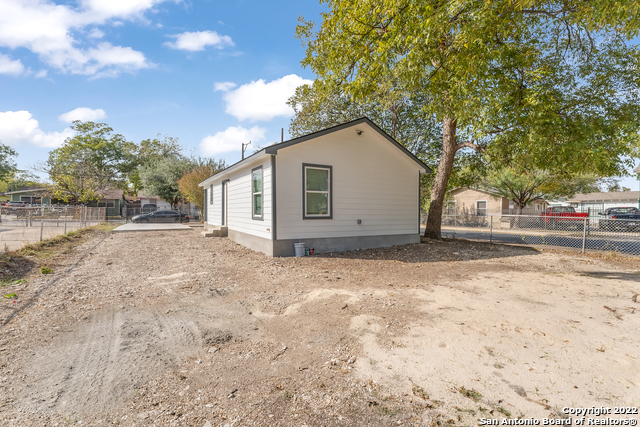 Image 9 of 28 For 402 San Horacio Ave S