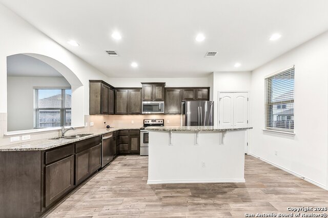 Listing photo id 3 for 704 Manzano