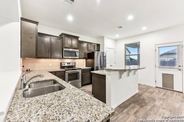 Listing photo id 4 for 704 Manzano