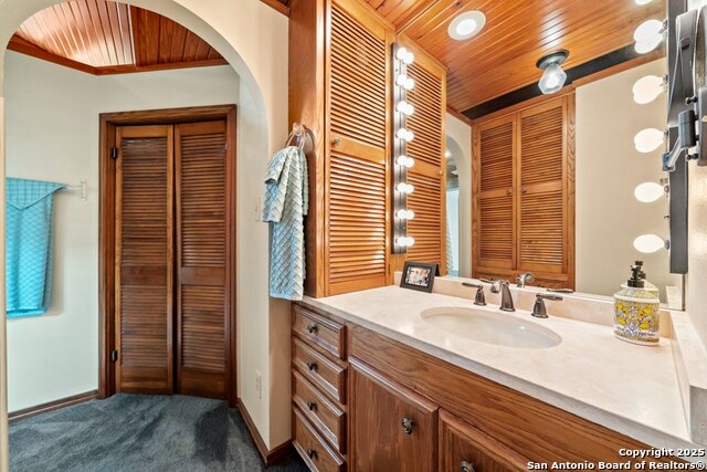 Listing photo id 14 for 2802 State Highway 46