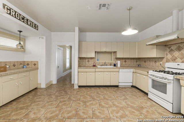 Image 10 of 35 For 1141 Highland Blvd E