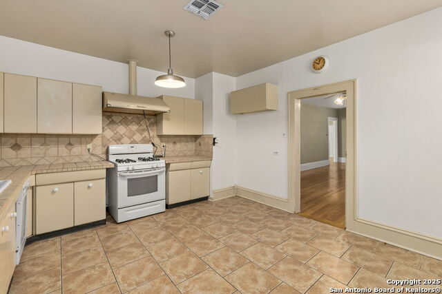 Image 13 of 35 For 1141 Highland Blvd E