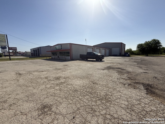 Listing photo id 1 for 1237 Oaklawn W