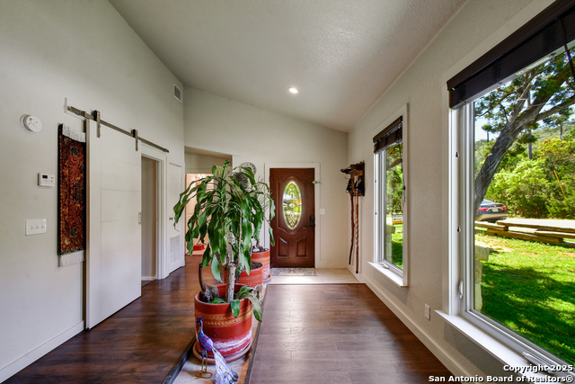 Listing photo id 10 for 1340 Hinch  