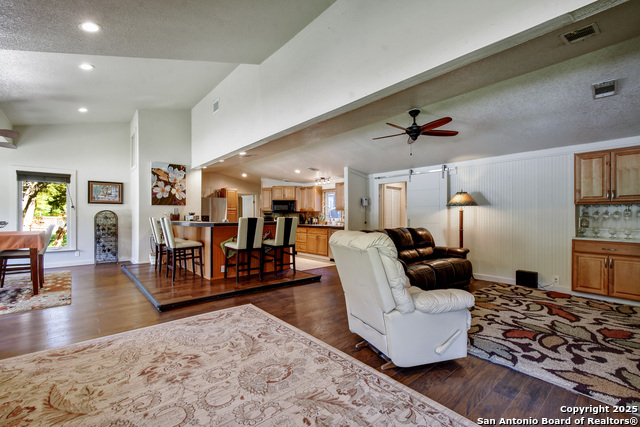 Listing photo id 0 for 1340 Hinch  