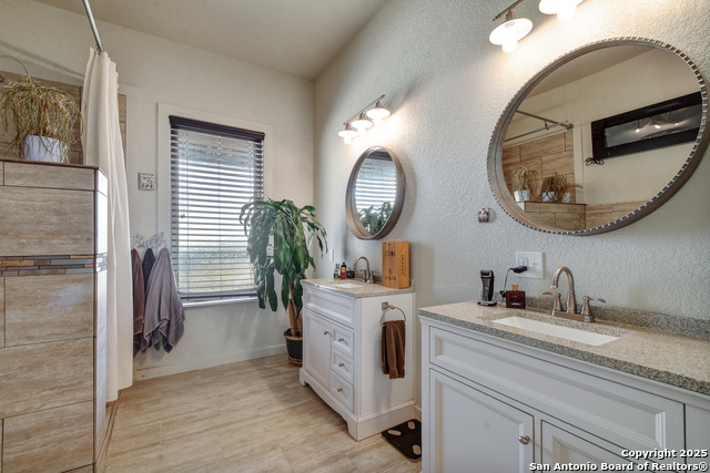 Listing photo id 18 for 1340 Hinch  