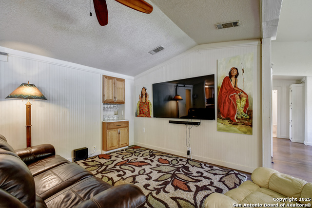Listing photo id 1 for 1340 Hinch  