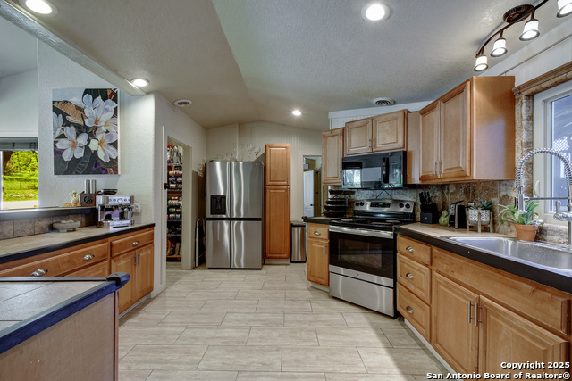 Listing photo id 2 for 1340 Hinch  