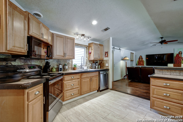 Listing photo id 4 for 1340 Hinch  