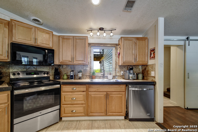 Listing photo id 5 for 1340 Hinch  