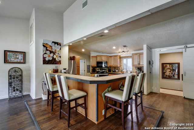 Listing photo id 6 for 1340 Hinch  