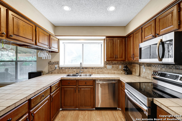 Listing photo id 13 for 7521 Sidbury Circle