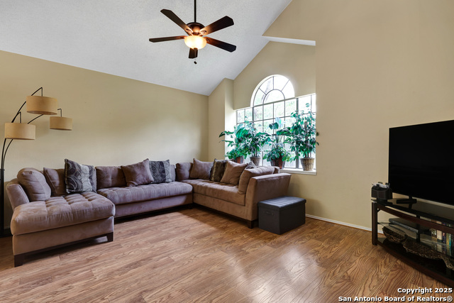 Listing photo id 3 for 7521 Sidbury Circle