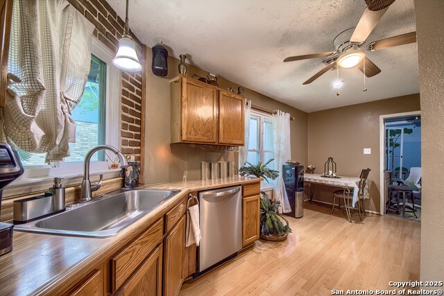Listing photo id 8 for 5775 Larkdale