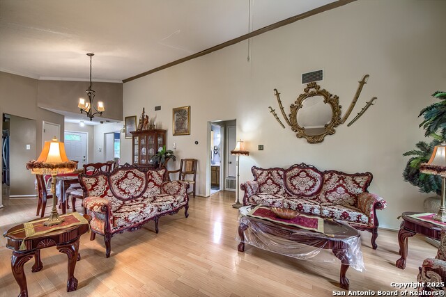Listing photo id 3 for 5775 Larkdale