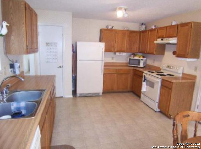 Listing photo id 2 for 5987 Woodridge Cove