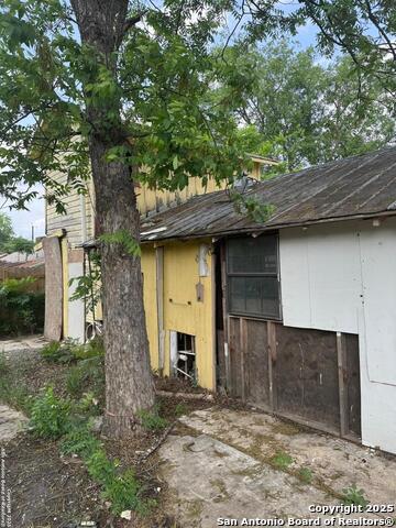 Image 4 of 5 For 2243 Houston E