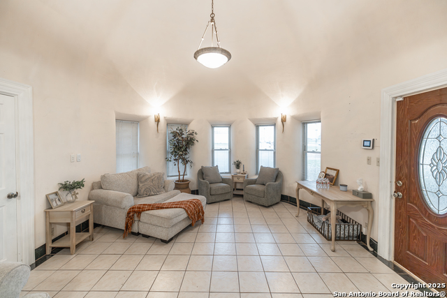 Image 4 of 23 For 1221 Encino  