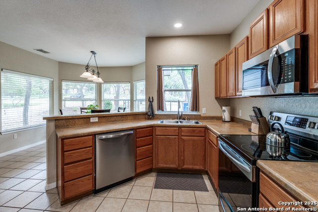 Listing photo id 6 for 1660 Westview Court
