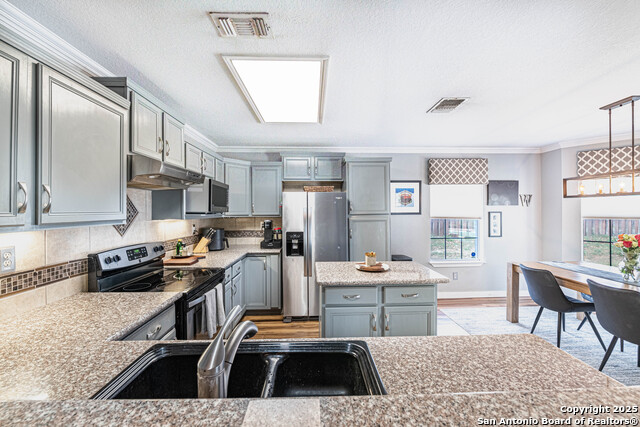 Listing photo id 11 for 433 Bear Gardens