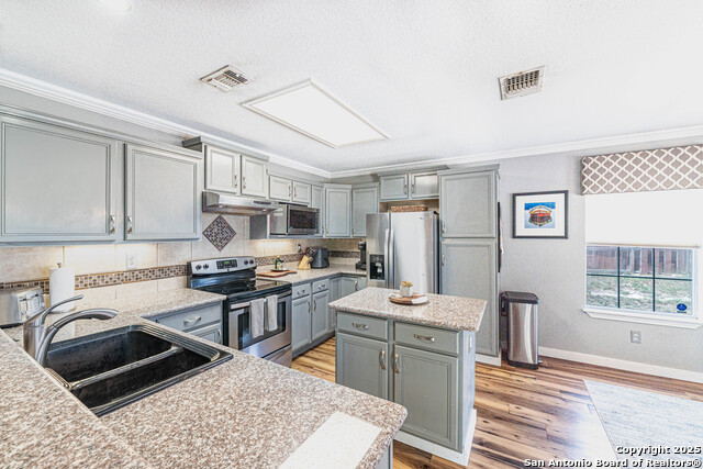 Listing photo id 12 for 433 Bear Gardens